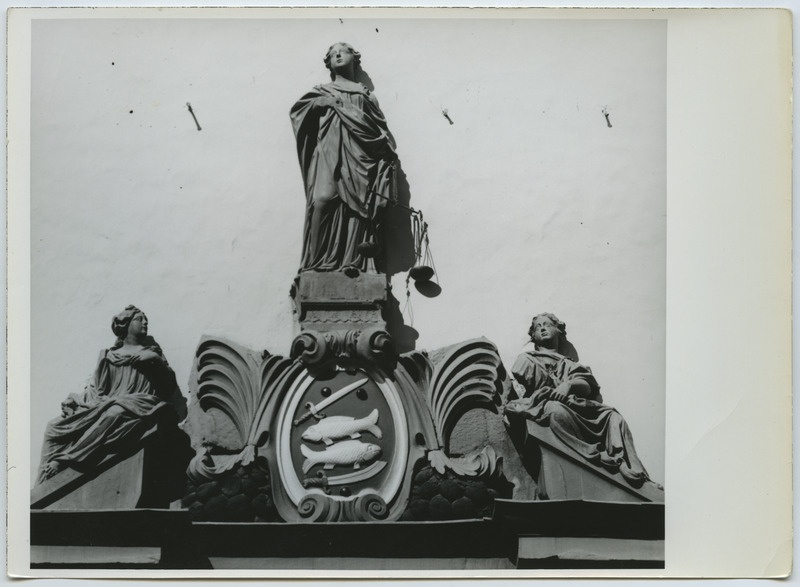 Narva, Raekoja portaali detail.