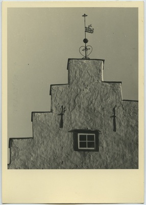 Narva, fragment Baltzer Schram'i maja ülaosast tuulelipuga.  similar photo