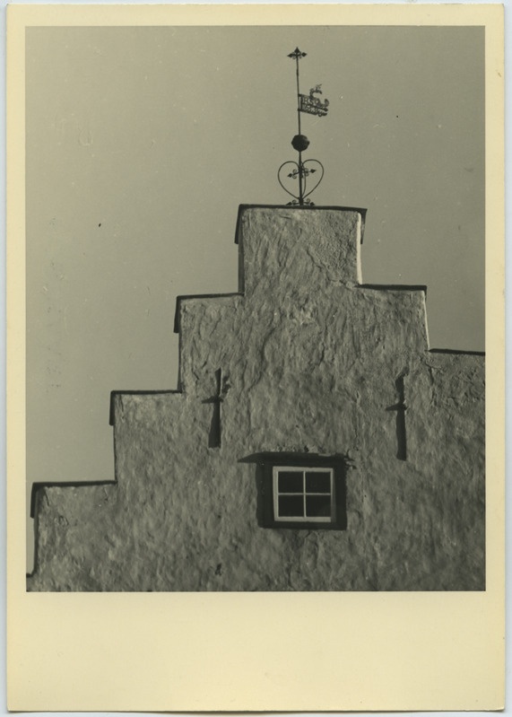 Narva, fragment Baltzer Schram'i maja ülaosast tuulelipuga.