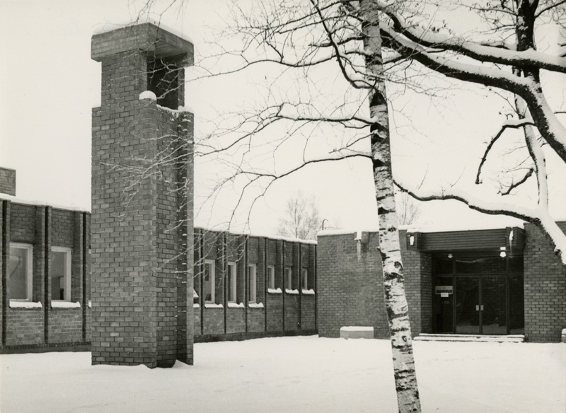 Tihemetsa sovhoostehniku shopping centre, building view. Architect Ado Eigi