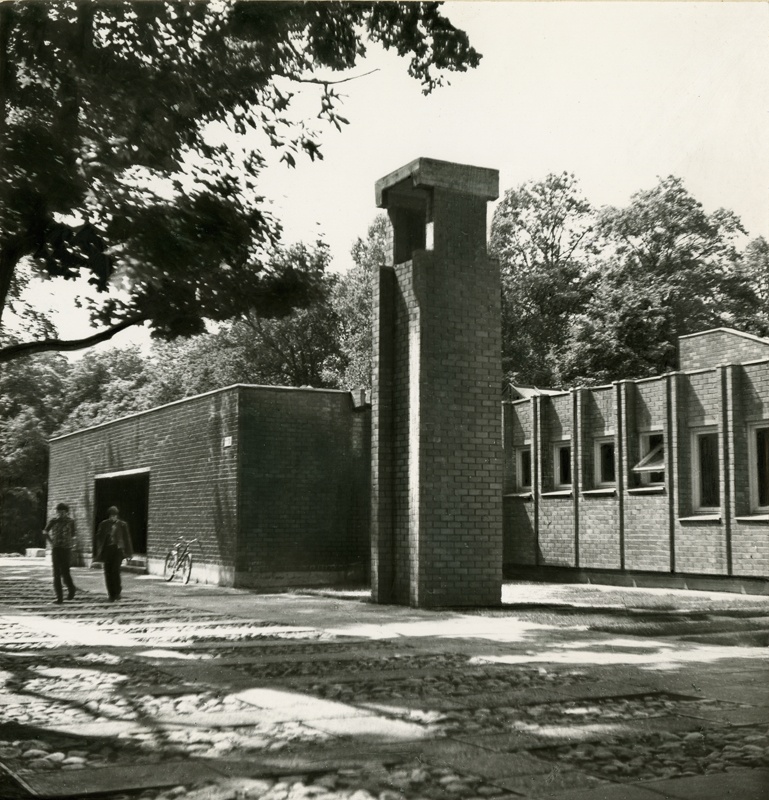 Tihemetsa sovhoostehnikumi shopping centre, building view, corsten at the forefront. Architect Ado Eigi