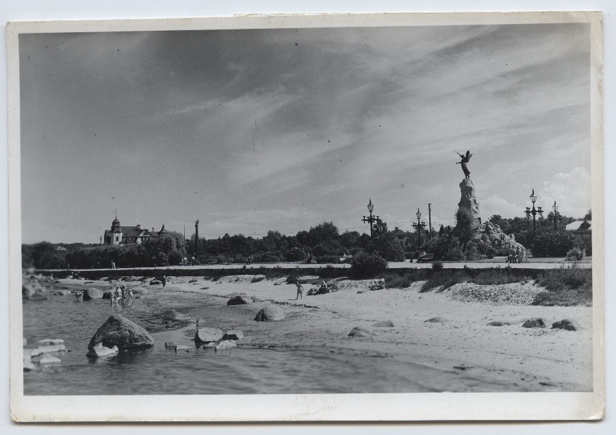 Beach promenade and "Russalka" monument.