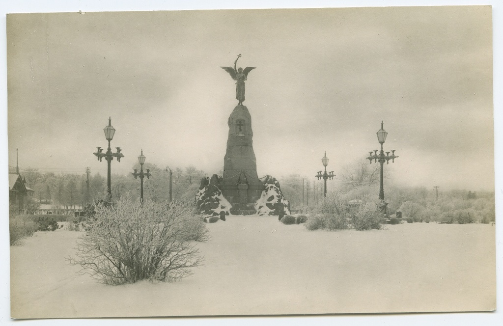 Tallinn, Kadriorg, Russalka monument in winter.