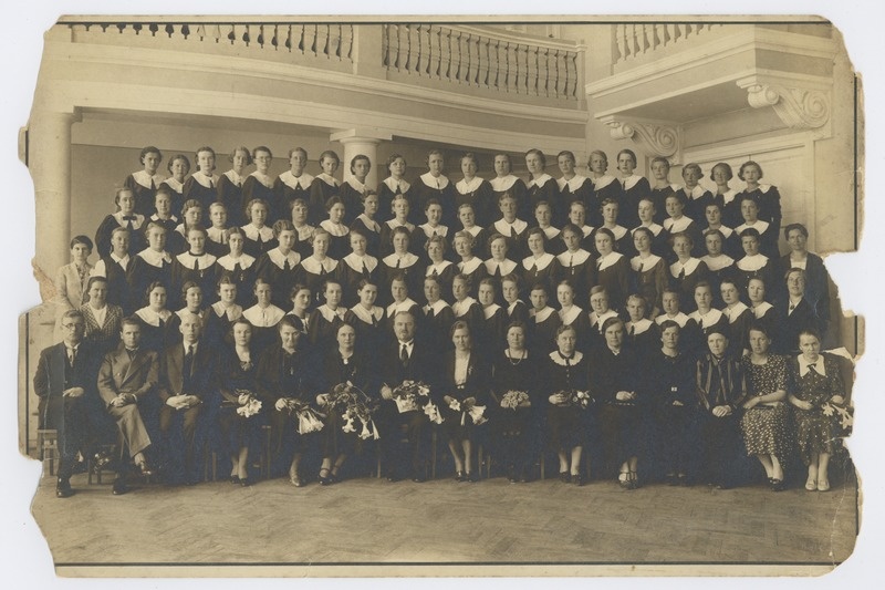 Tallinna Linna Tütarlaste Kommertsgümnaasiumi abiturientide lõpuaktuse grupifoto 1.06.1937