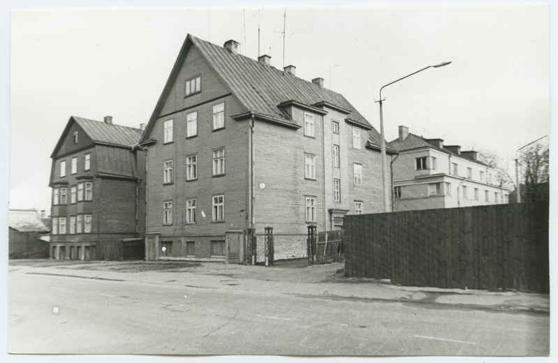 Kolmekordsed puuhooned J. Tompi t. 43 ja 45