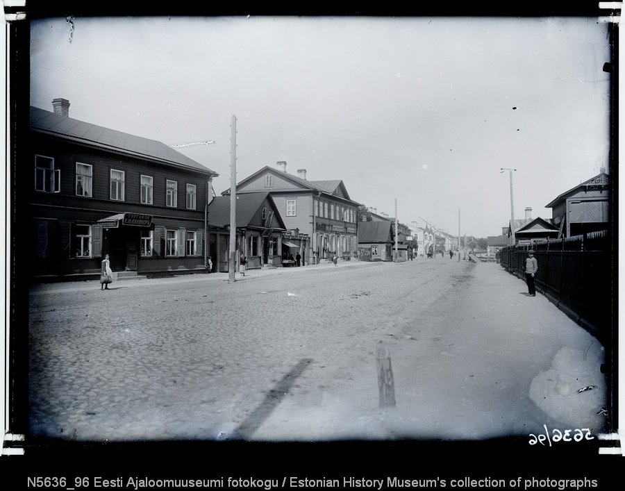 Vaade Peterburi (hilj. Joala) tänavale põhja suunas.Tagaplaanil tõkkepuu "slagbaum" Eestimaa ja Peterburi kubermangu piiril.