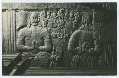 v. Wrede hauakivi, kivireljeef mehe ja naise figuuriga, Toomkiriku põrandas koori all.  duplicate photo