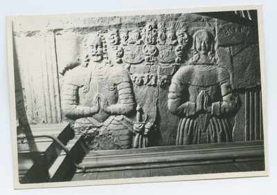 v. Wredeli hauakivi, kivireljeef mehe ja naise figuuriga, Toomkiriku põrandas koori all.  duplicate photo