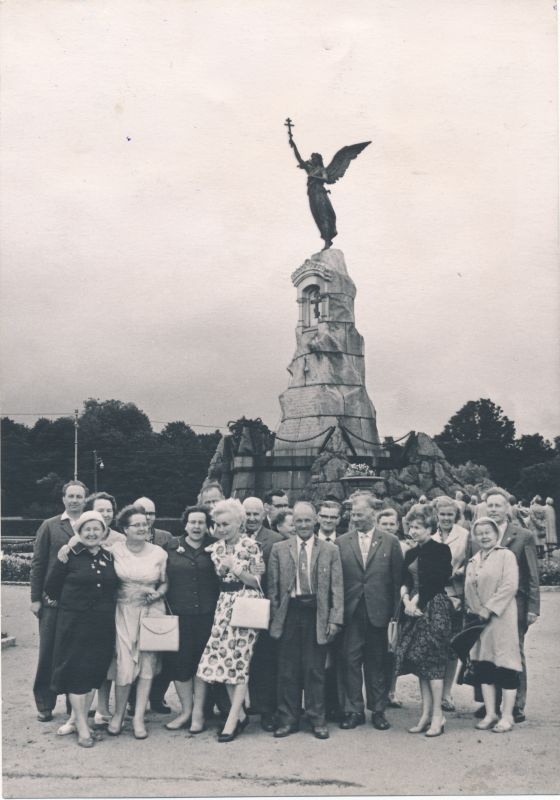 Photo. People in front of the Russalka monument pillar in Tallinn. 1960. Norman.