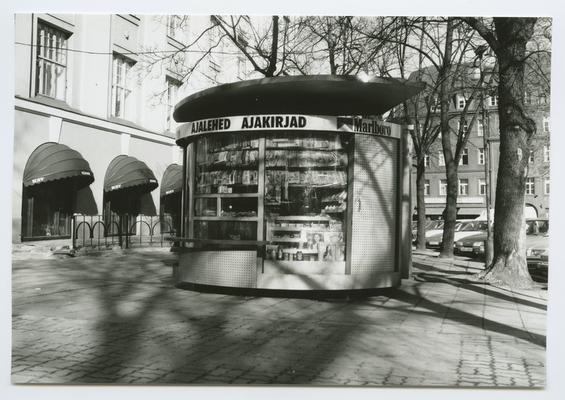 Tallinn. Ajalehe kiosk Jaani kiriku ja Vana Postimaja vahelisel alal