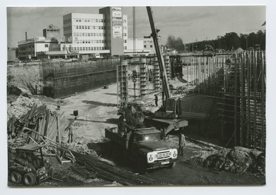 Tallinn. Uue ülekäigusilla ehitus Pärnu mnt vaatega ISKU kaubamaja poole  duplicate photo