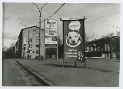 Tallinn. Pärnu mnt ja Saku tn nurk. Esiplaanil reklaamtulbad  duplicate photo