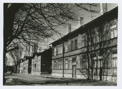 Tallinn. Vanad kahekordsed puumajad Vilmsi tn 39, 37, 35  duplicate photo