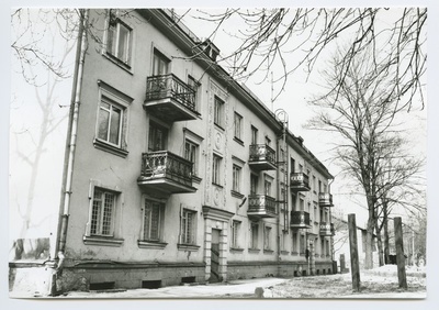 Tallinn. Tuulemäe tn 6 kolmekorruselise elamu tagafassaad  duplicate photo