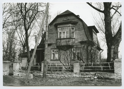 Tallinn. Võidujooksu tn 3a mansardkorrusega vana puitelamu  duplicate photo