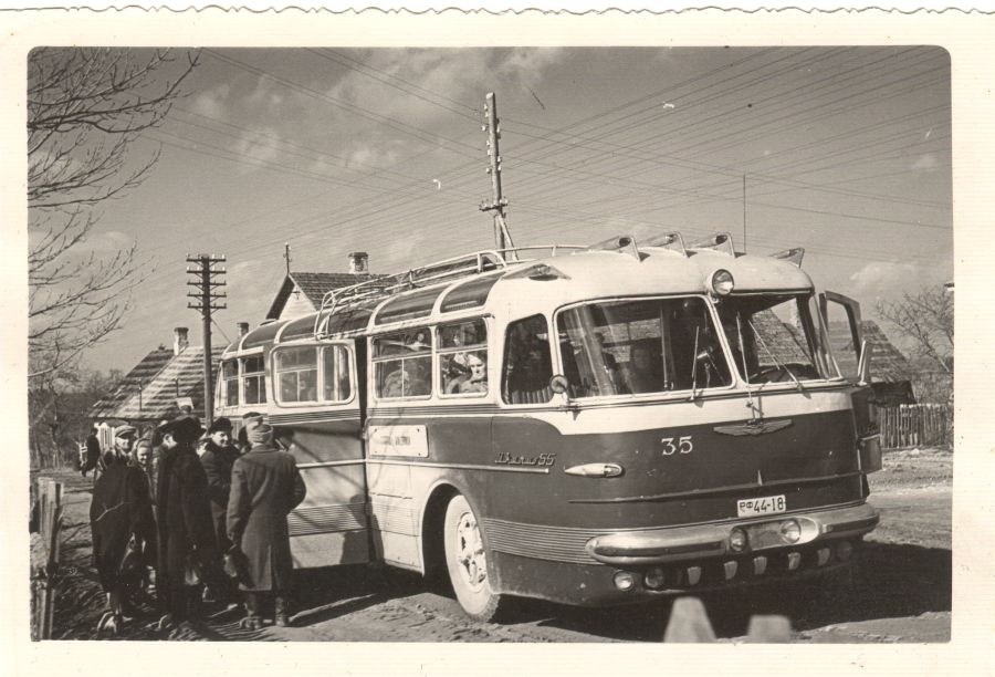 Bus in Ikarus 55 Cleaner bus stop