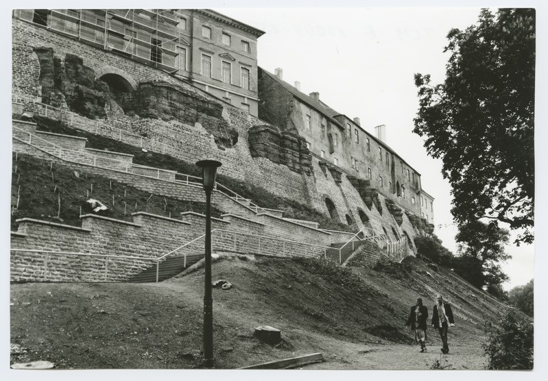 Tallinn. Vaade Toompea müürile ja Patkuli trepile Nunne tänava poolt