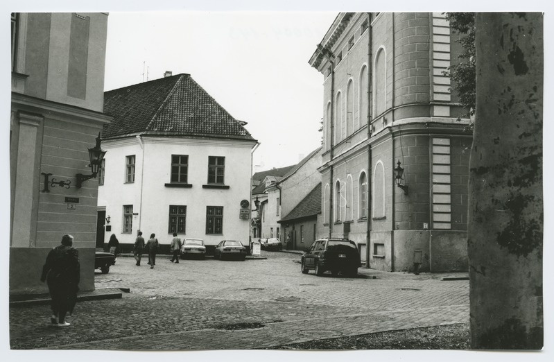 Tallinn. Vaade Toom-Rüütli tänavale. Paremal Raamatukogu plats 2