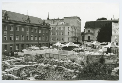 Tallinn. Vaade Harju tn Jäätisekohvikule ja varemetele Niguliste kiriku poolt  duplicate photo