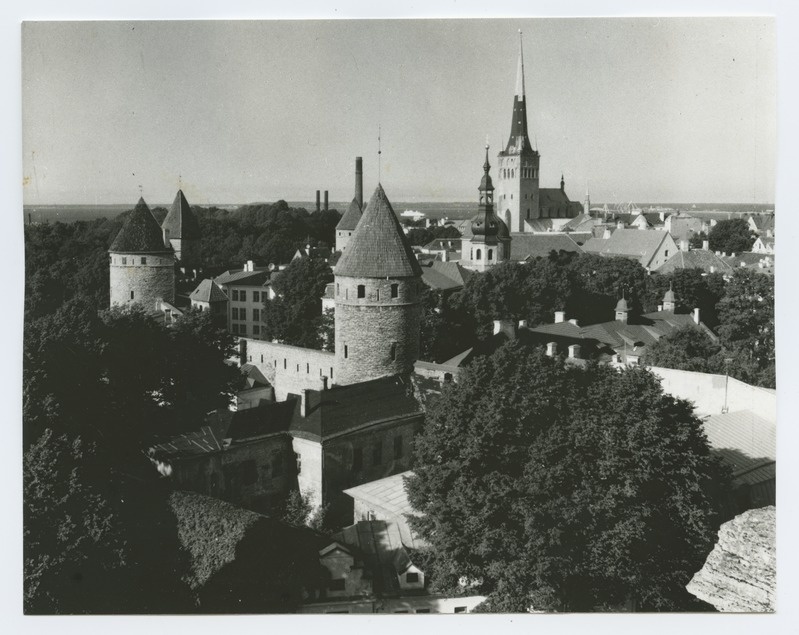 Tallinn. Vaade Tornide väljakule ja Oleviste kirikule Toompealt