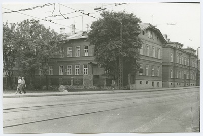 Pärnu maantee ja Peeter Süda tänava nurk, vaade hoonetele Pärnu maantee 29 ja 31.  duplicate photo