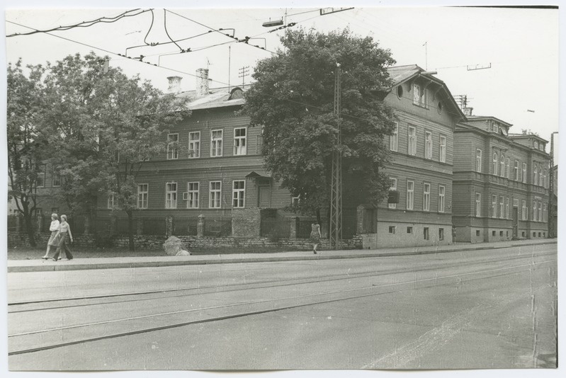 Pärnu maantee ja Peeter Süda tänava nurk, vaade hoonetele Pärnu maantee 29 ja 31.