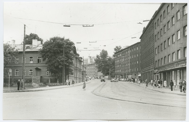 Pärnu maantee ja Peeter Süda tänava nurk, vaade piki Pärnu maanteed Tõnismäe suunas.