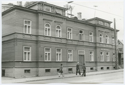 Kahekordne puuhoone, milles asub apteek, Pärnu maantee 31.  duplicate photo