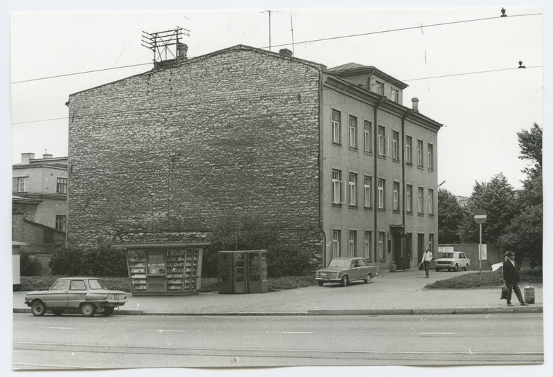 Pärnu maantee 41 kolmekordne kivihoone.