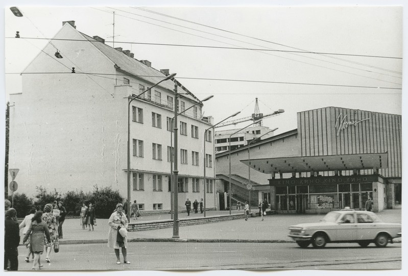 Neljakordne kivihoone Pärnu maantee 41 ja kino "Kosmos" sissepääs.