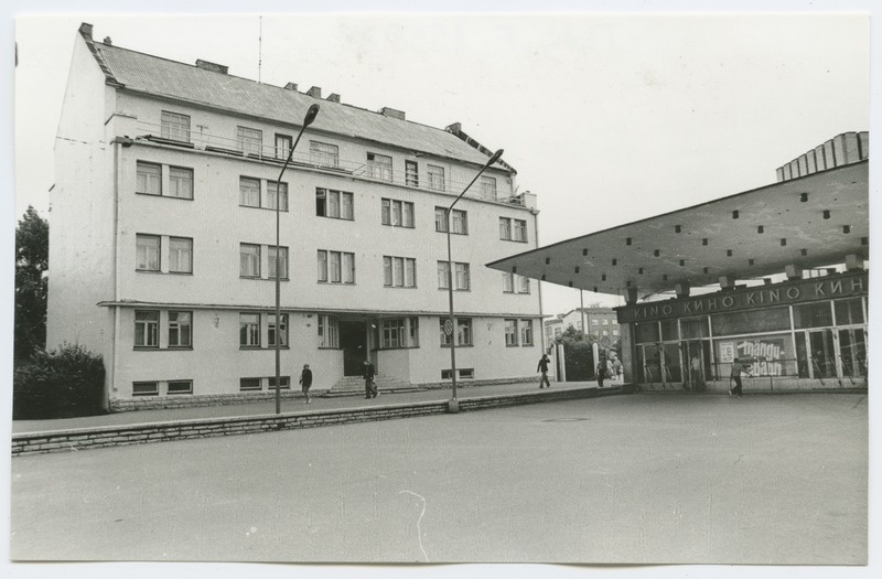 Neljakordne kivihoone Pärnu maantee 41 ja kino "Kosmos" sissepääs.