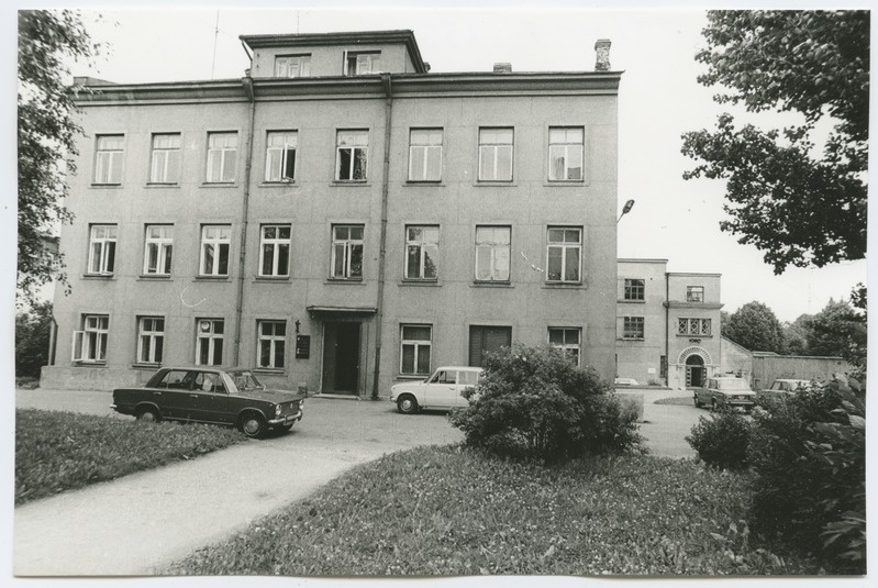 Kolmekordne kivihoone Pärnu maantee 41, vaade sissepääsule kino "Kosmos" poolsel küljel.