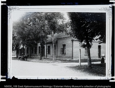Kaunistustega aluspapiga fotol maja puiestee ääres, Viljandis.  duplicate photo
