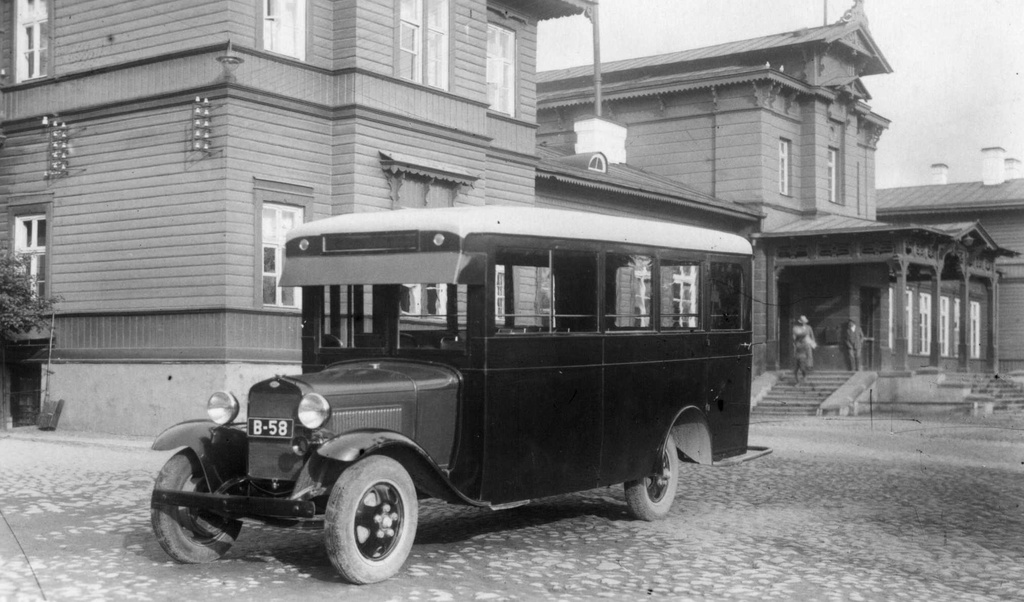 Tartu Railway Station, Omnibus (bus) in front of it. Tartu, 1920-1930.