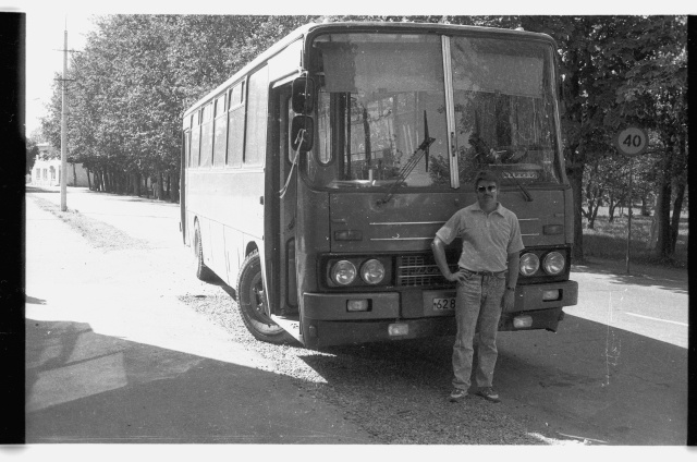 Pulmaliste bus in front of the family status department of Kiviõli municipality
