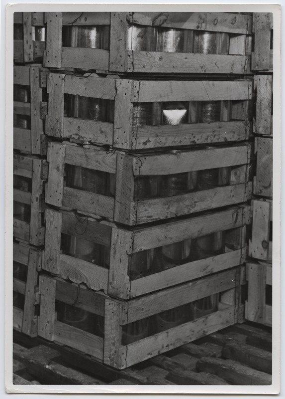 Kastid kalakonservidega sadamalaos.