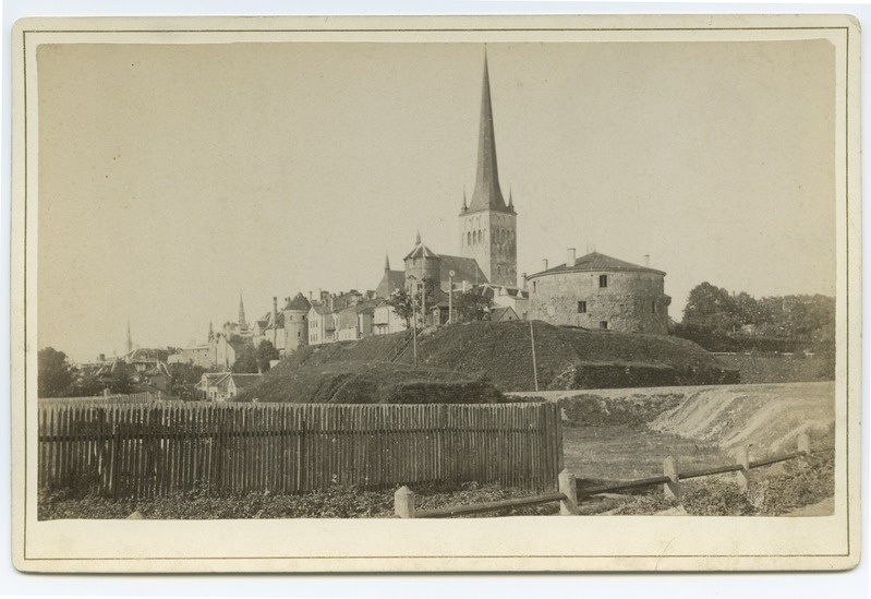 Tallinn, vaade kirde poolt, keskel Stolting, Oleviste kirik ja Paks Margareeta.