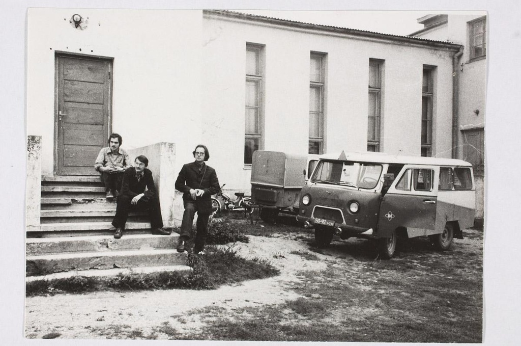 Em employees and bus + mopeds at the courtyard of Livonia.