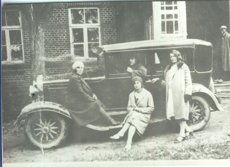Photo and negative. Taxi with passengers in front of Rõuge School in 1930-1932.