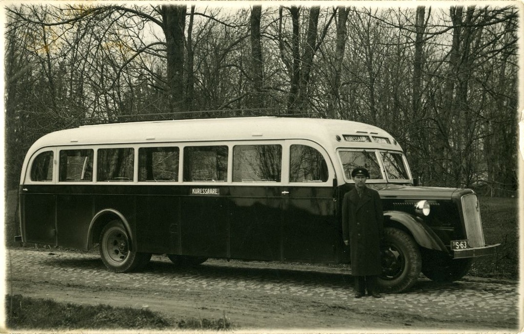 Kuivastu-kuressaare line bus standing on the road map