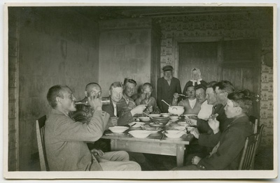 Grupipilt: mehed laua ümber söömas  duplicate photo