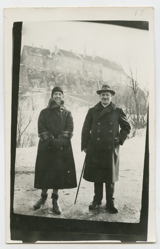 Fotopostkaart. Kiirfoto Tallinnas Šnelli tiigi ääres. Hilda Raja ja Johannes Kurn