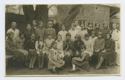 Tallinna XII algkooli õpilased kooli õuel.  duplicate photo