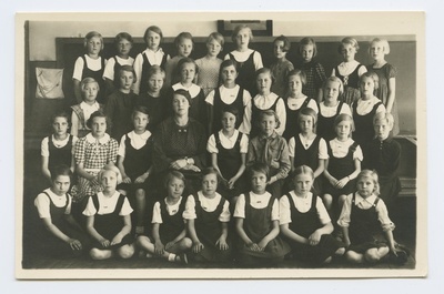 Tallinna XII algkooli õpilaste grupipilt.  duplicate photo