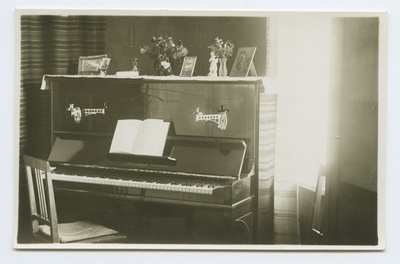 Tallinna XII algkooli juhataja korter, elutoa nurk klaveriga.  duplicate photo