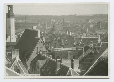 Vaade all-linna katustele Toompealt, vasakul Pühavaimu kiriku torn.  duplicate photo