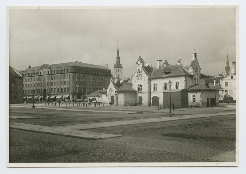 Turuhoone Pärnu maanteel, vasakul Pärnu mnt. 10 hoone.