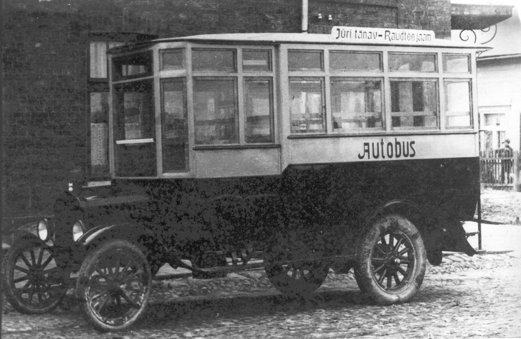 Photo. The bus "Ford t" was courseed between Võrus Jüri Street and the railway station from 1926 to 1928.
