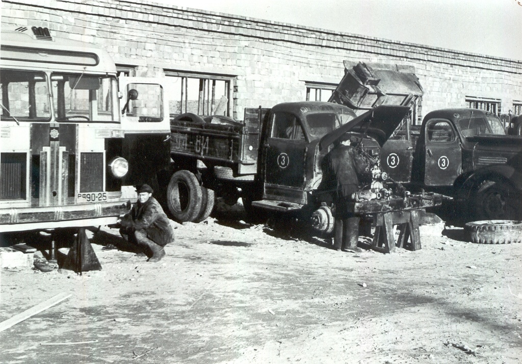 Photo.autode Repair Autotransport Base No. 3 1958 Spring.