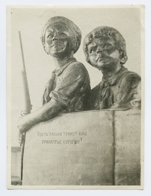 Agitatsioonikompositsioon - kaks pioneeri ja poiss püssiga, skulptuur.  duplicate photo